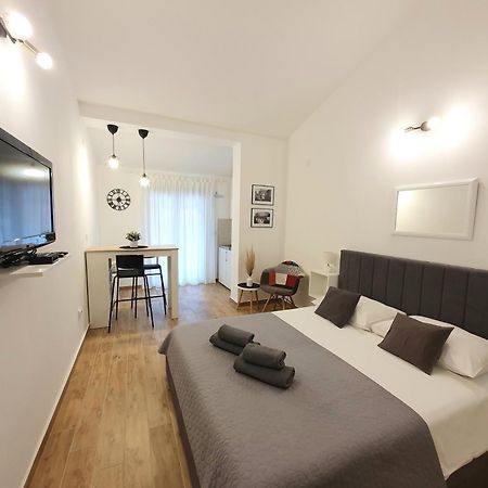 Apartments Dejana Stinjan Exterior photo