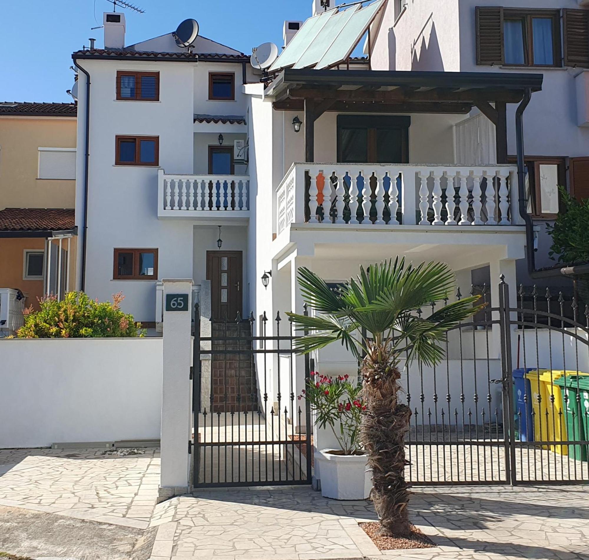 Apartments Dejana Stinjan Exterior photo