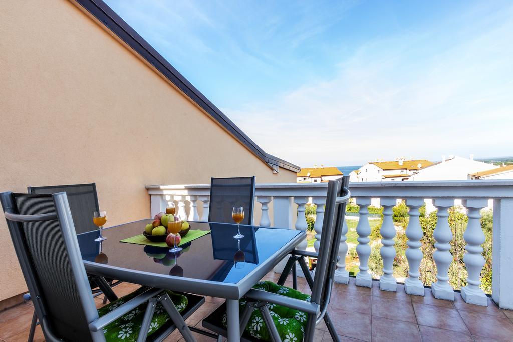 Apartments Dejana Stinjan Exterior photo