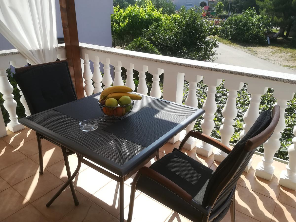 Apartments Dejana Stinjan Exterior photo